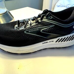 Women’s Brooks Ariel GTS 23 8.5 Brand New